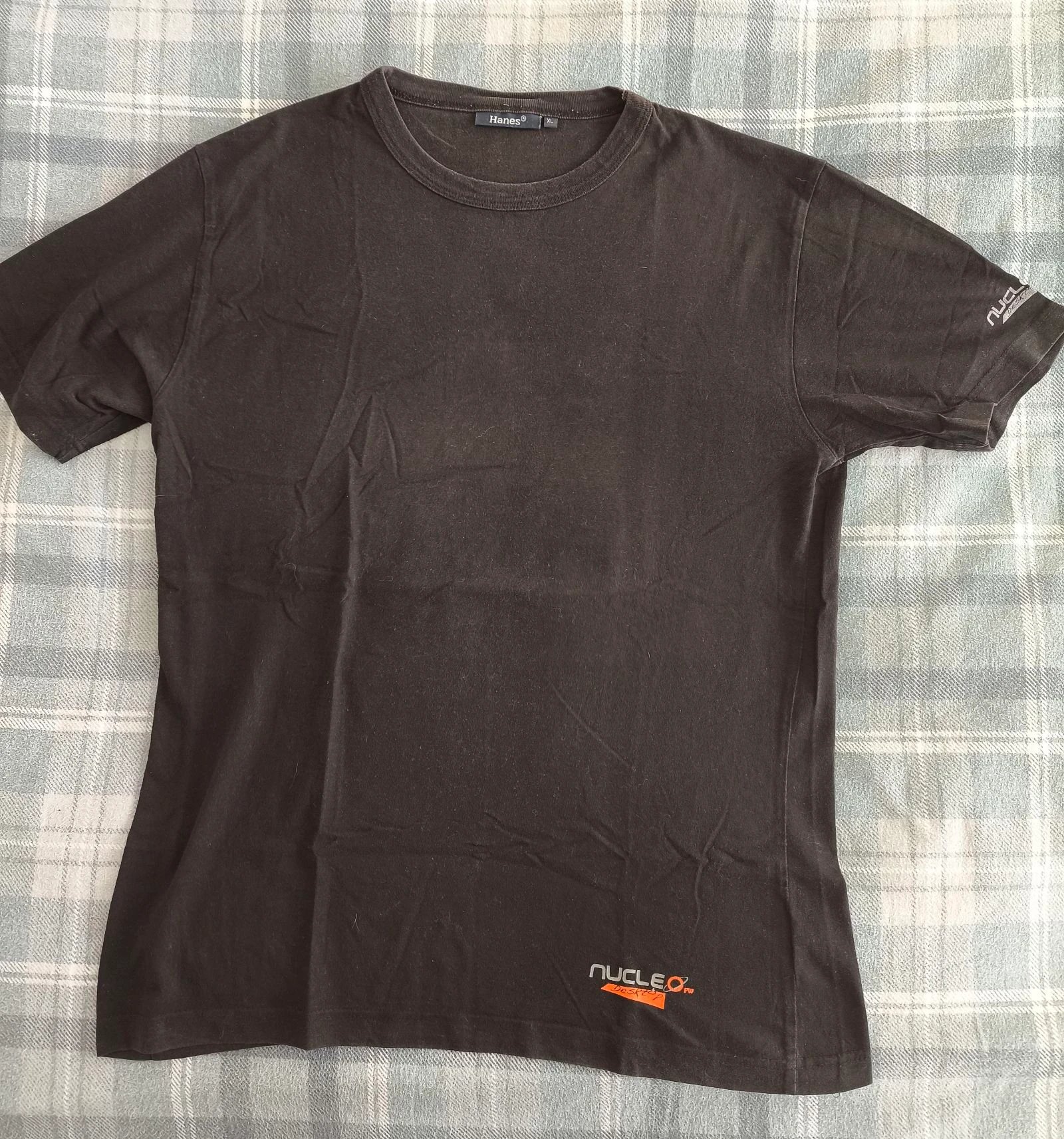 Camiseta negra con logo 
